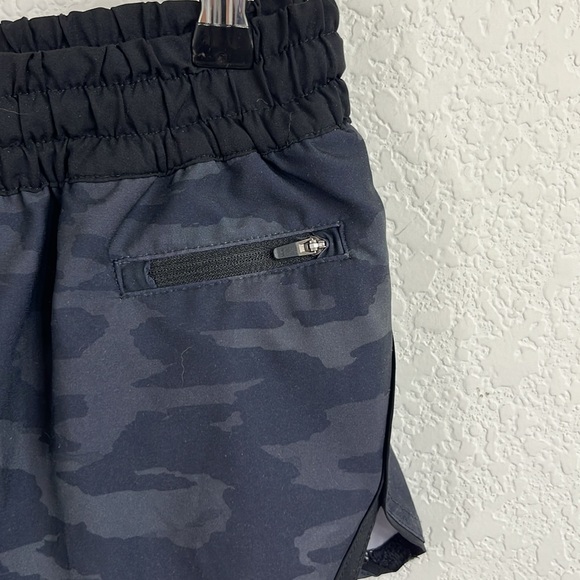 VUORI Women's Black Watercolor Camo Clementine Running Liner Shorts - Picture 4 of 8